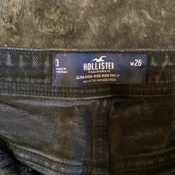 🖤Hollister | Ultra High Rise Mom Distressed Denim Short | Size: 3 (w26) - Picture 4 of 5